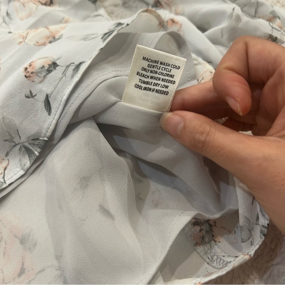NWT Skies Are Blue - Jacquelin Pin Tuck Detail Floral Rose Blouse Light Grey XXL - Picture 13 of 13